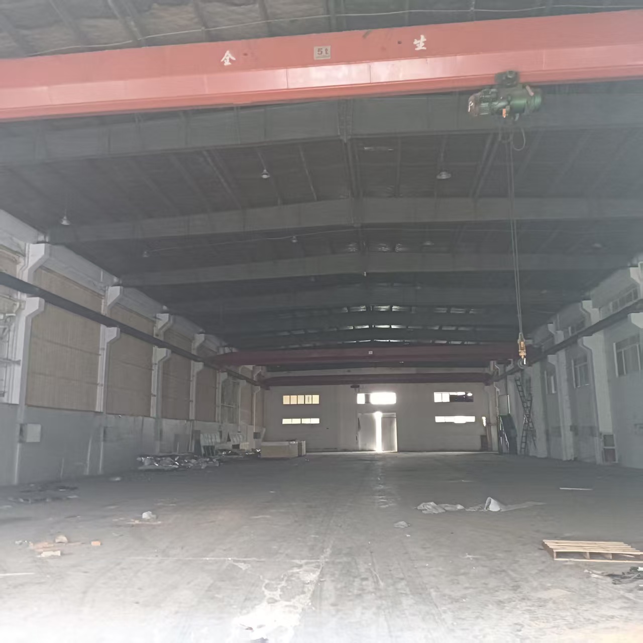 双凤工业园区2000平行车3台5顿，跨度27米，牛腿起吊高度7.5米