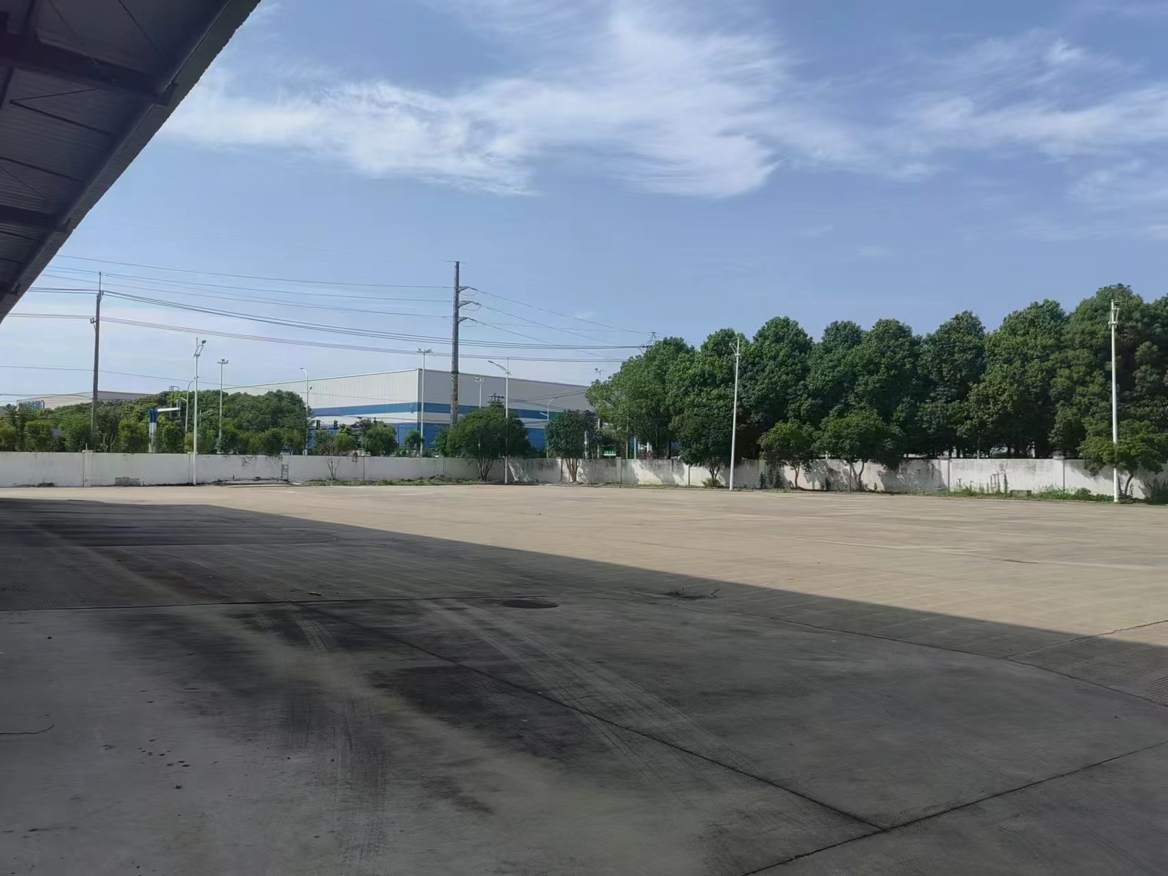 双凤双证齐全3500平车间，高13米，牛腿起吊高度8米，带3亩硬化空地出租